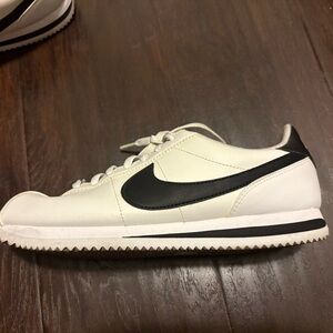 Nike White and Black Sneakers